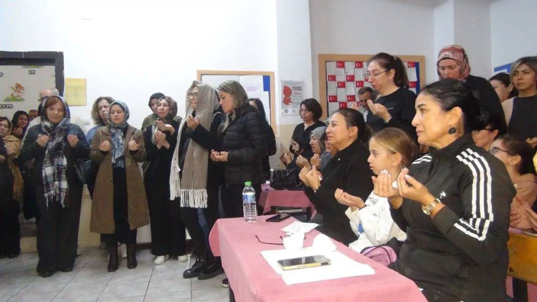 Mersin’de 24 Kasım Yasa Döndü! Gülşen Öğretmen Gözyaşlarıyla Uğurlandı 6